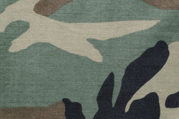 Comment les faons se camouflent-ils pour échapper aux prédateurs pendant l'absence de la mère ?